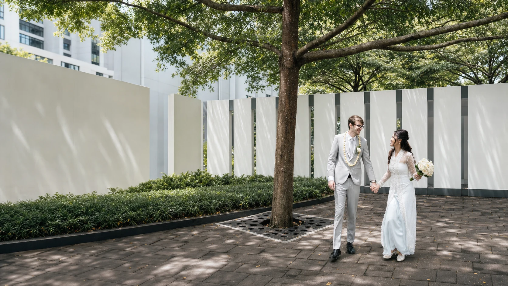 Pasangan pengantin menikmati perayaan bersama tamu