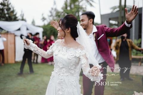 Pasangan menikmati after party pernikahan