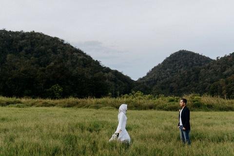 Pasangan menjalani sesi pre-wedding di alam terbuka